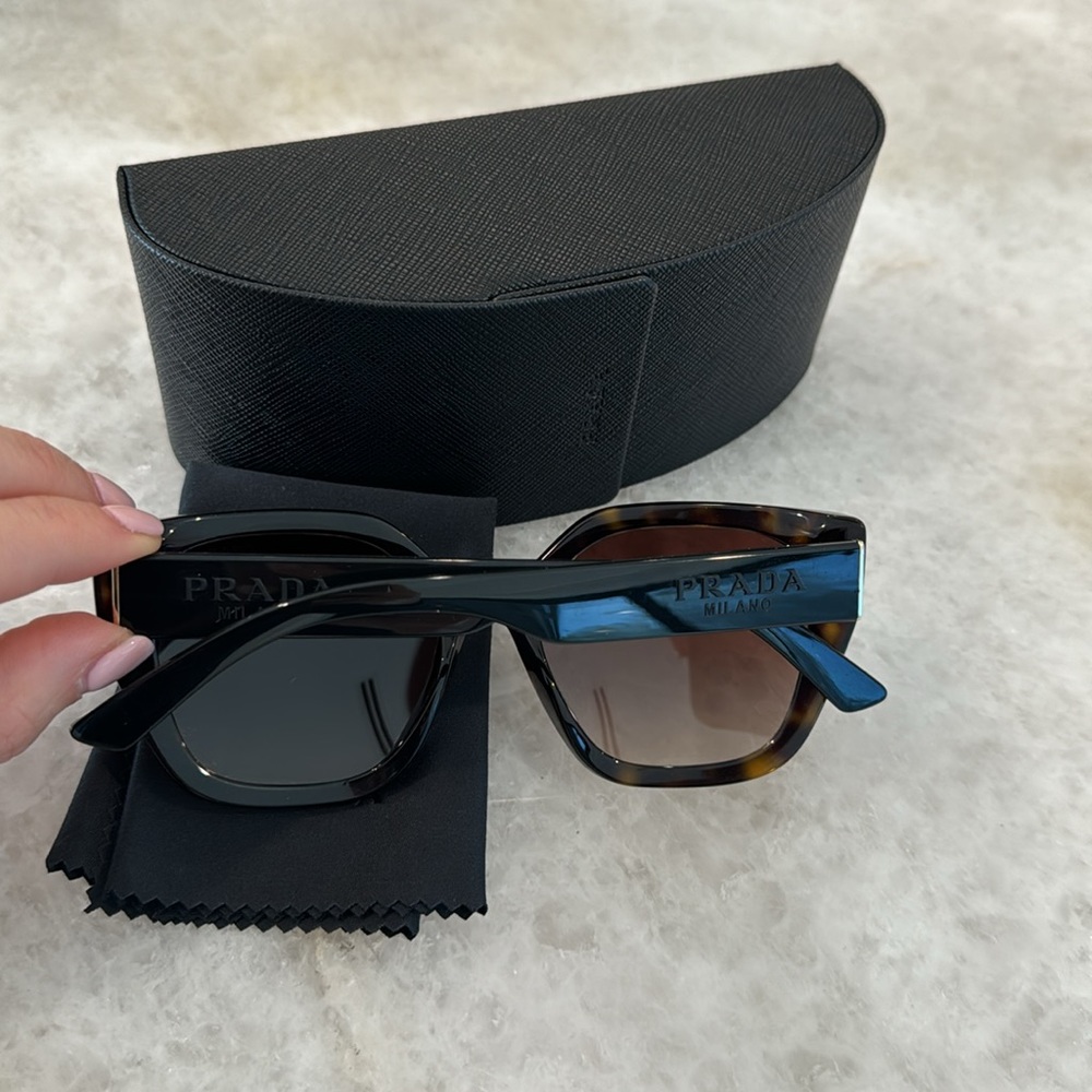 Prada Women’s sunglasses Frame Color: Havana
Lens Color: Brown Gradient - Picture 3 of 3